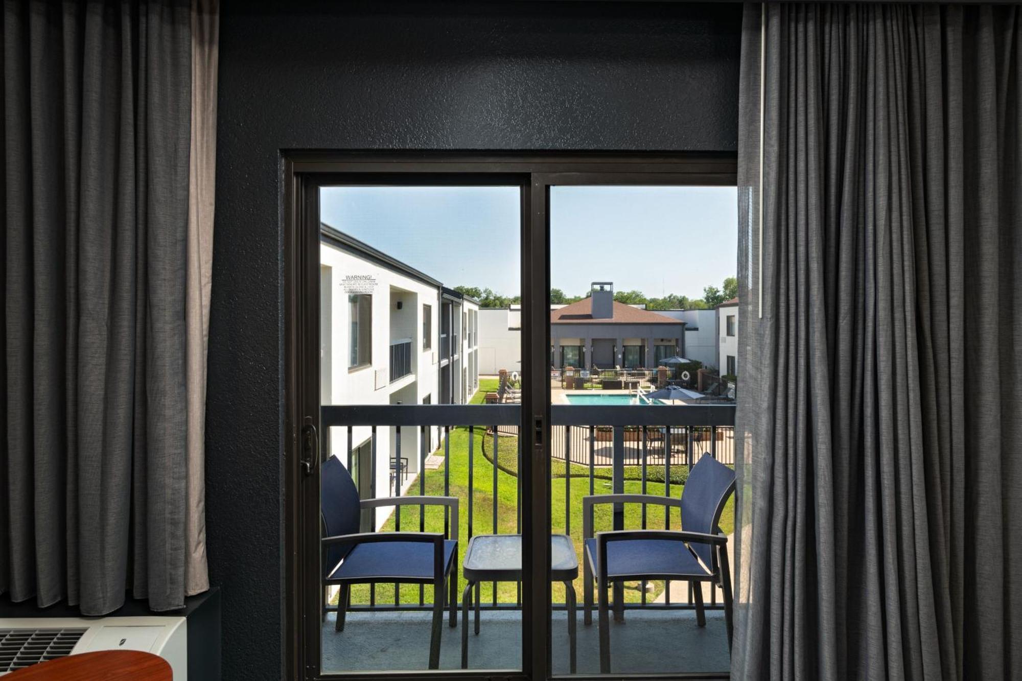 Courtyard Worth Drive Hotel 3*