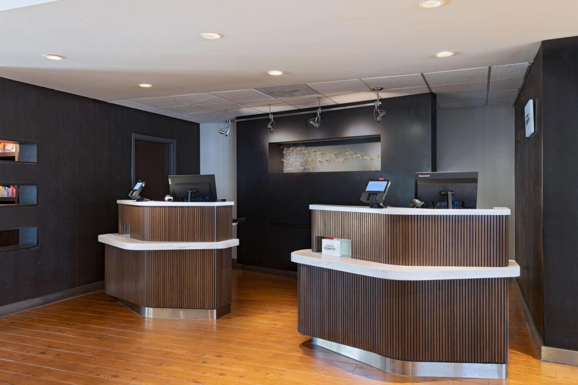 Courtyard Worth Drive Hotel 3*