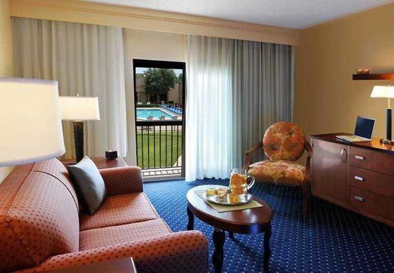 Courtyard Worth Drive 3*